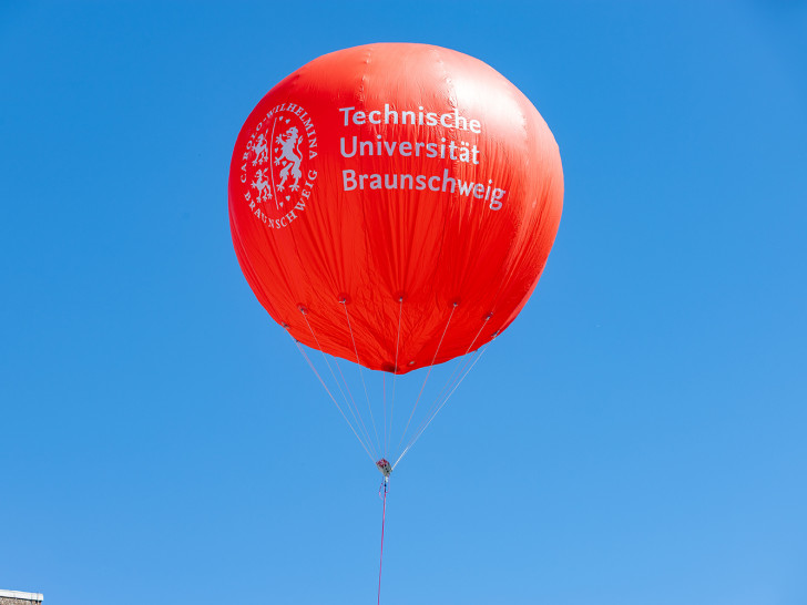 Fesselballon mit Sensoren zur vertikalen Erfassung der Luftqualität. 