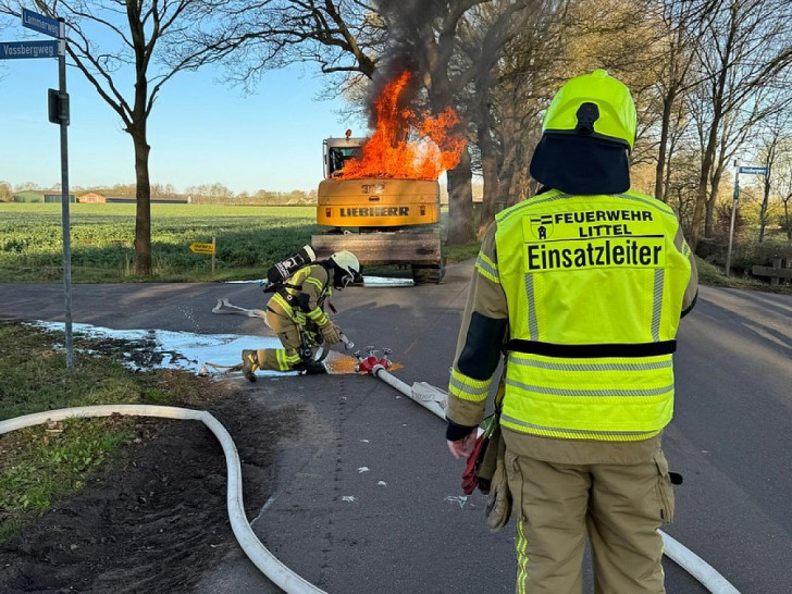 Brennender Bagger (Archiv)