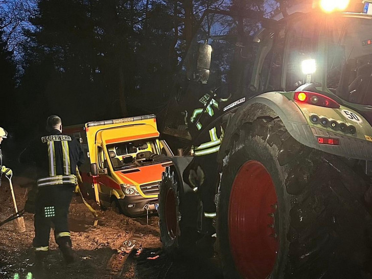 Das Fahrzeug wurde mit Hilfe von Rundschlingen am Traktor befestigt (Archiv)
