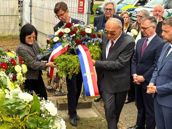 Oberbürgermeister Dennis Weilmann (rechts) bei der Kranzniederlegung am Gedenkort Laagberg.