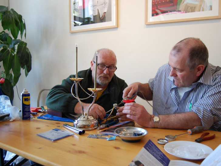 Reparaturspezialisten helfen dabei, alle möglichen Dinge zu reparieren.