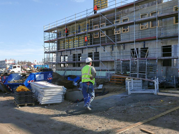 Bauarbeiter auf Baustelle (Archiv)