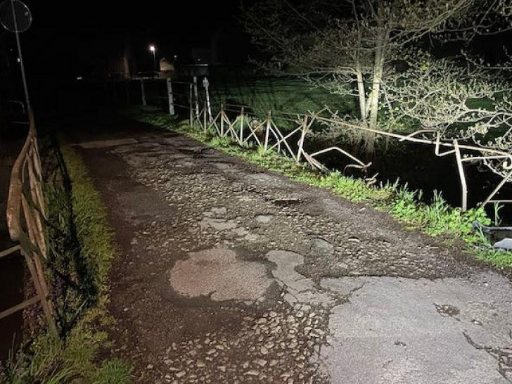 beschädigtes Geländer (Archiv)