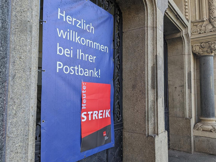 Streik-Hinweis an einer Postbank-Filiale (Archiv)