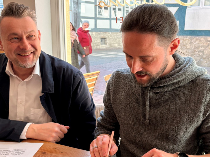 Bürgermeister Ivica Lukanic (li.) und Adrian Hermet freuen sich über die neue Kooperation.