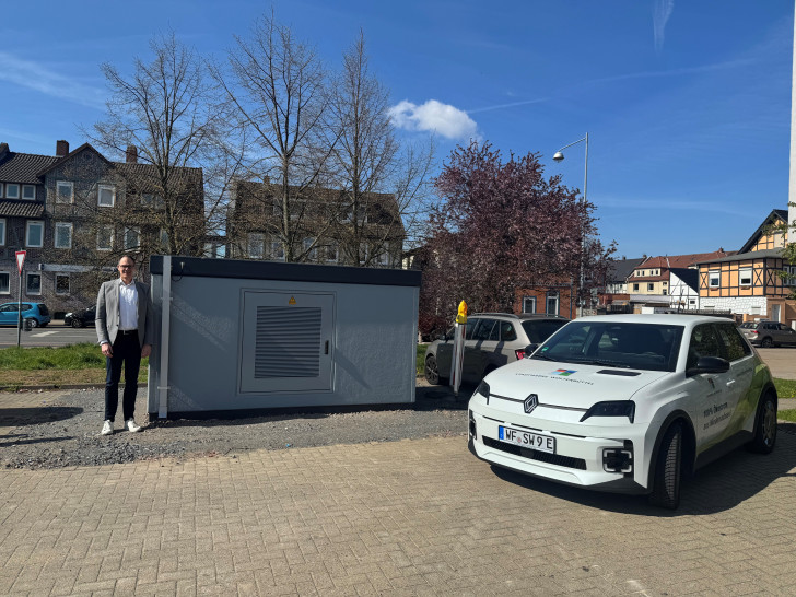Ingo Schultz, technischer Geschäftsführer der Stadtwerke Wolfenbüttel, an der neuen Ortsnetzstation in der Halchterschen Straße.