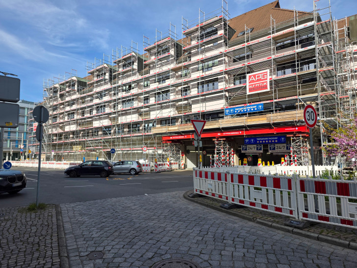 Zum Abbau des Gerüsts muss die Ein- und Ausfahrt in die Tiefgarage voll gesperrt werden.