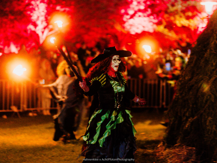 Hexen entzünden das Feuer bei der Walpurgisnacht in Hahnenklee.