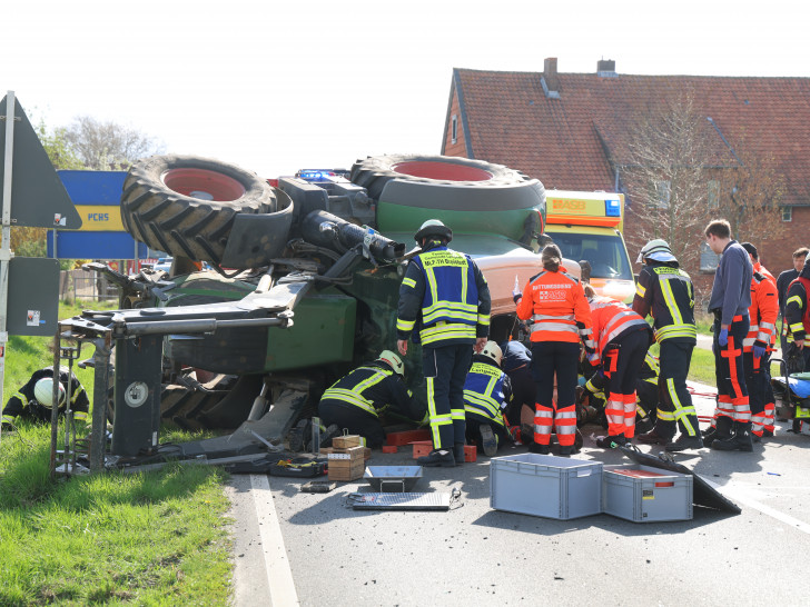 Die Einsatzkräfte haben den unter dem Führerhaus eingeklemmten Fahrer befreit.