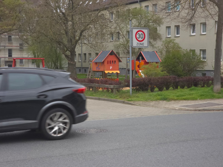 Die Stadt möchte vor einigen Spielplätzen nun 30er-Zonen einrichten.