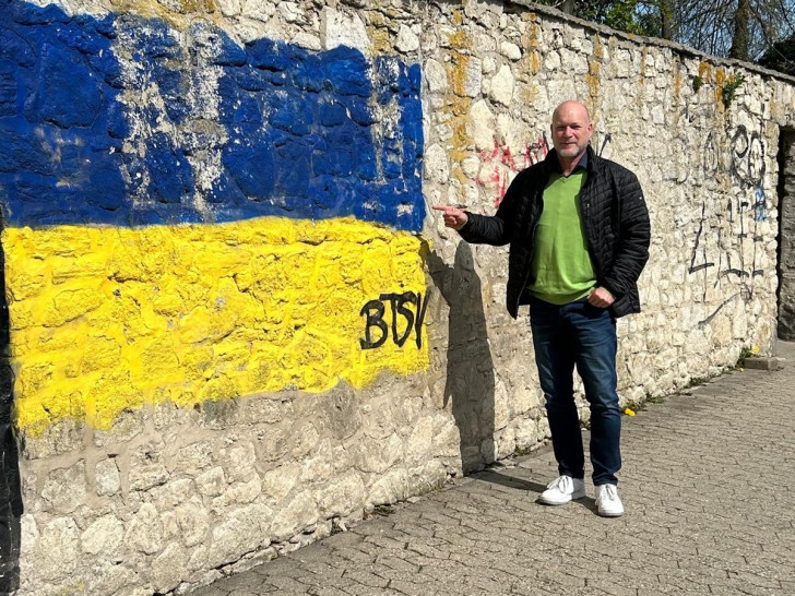 Bürgermeister Ingo Geisler vor einer strafrechtlichen relevanten Sprüherei an der historischen Mauer des Herrenhausparks in Sickte.