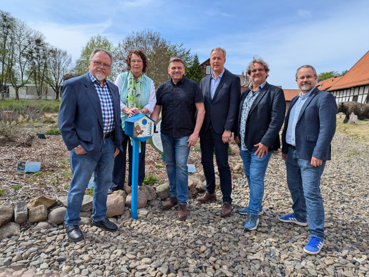  Freuen sich über den Neuzugang im Eiszeitgarten (von links): Vom Förderkreis Siegfried Pelzer, Inge Pelzer (mit der Zwitscherkiste) und Marcus Porschke, für die Stadt Dezernent für Wirtschaft, Kultur und Digitales Jan Erik Bohling, Fachdienstleiter Kultur Hartmut Schölch und Museumsleiter Arne Homann.