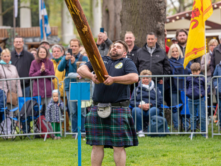 Der Baumstammwurf ist eine von mehreren Disziplinen bei den Highland Games in Peine. 