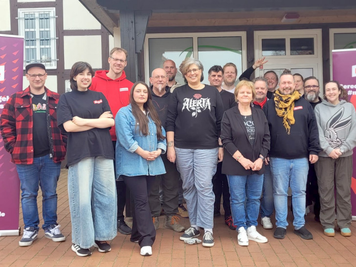 Gruppenfoto von der Aufstellungsversammlung. Bürgermeisterkandidatin Sandra Zecchino in der Mitte.