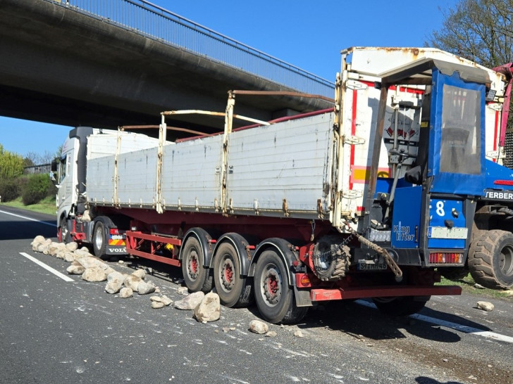 Der Lkw hat Teile der Ladung verloren.