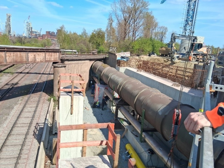 Die neuen Pfeilerkonstruktionen zwischen den zwei östlichen Gleisen der VPS und der Sintergasleitung sowie das östliche neue Widerlager.