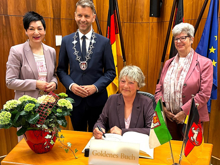 Landtagspräsidentin Hanna Naber trägt sich im Beisein von Oberbürgermeister Dennis Weilmann sowie den Bürgermeisterinnen Immacolata Glosemeyer (links) und Angelika Jahns (rechts) ins Goldene Buch der Stadt ein.