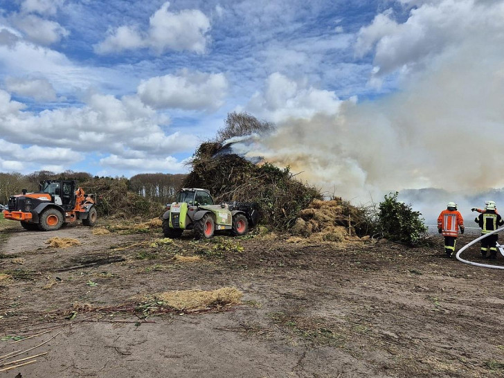 Das in brand geratene Osterfeuer (Archiv)