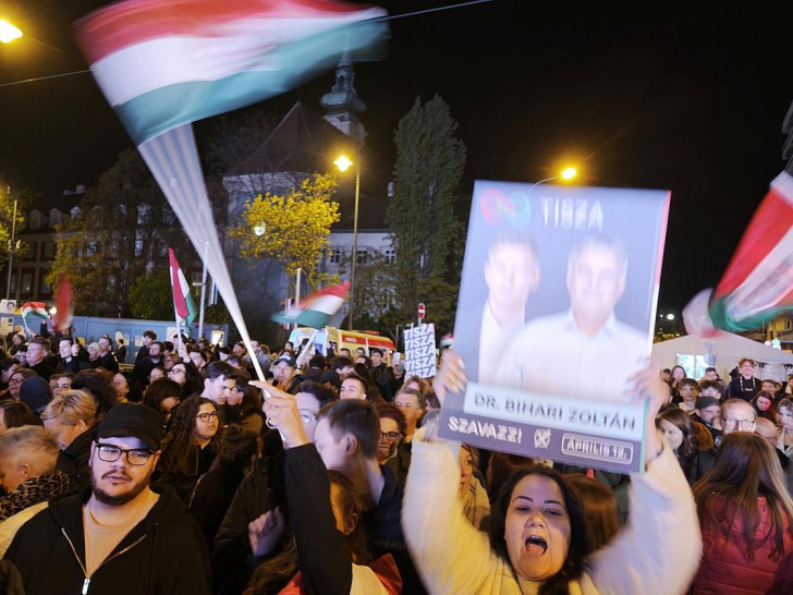 Tisza-Anhänger feiern auf der Wahlparty am 12.04.2026