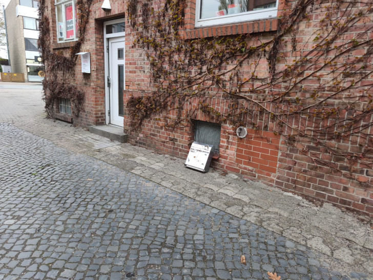Der Briefkasten am Boden, das Parteilogo (links neben der Tür) verbogen: Die Linke beklagt Vandalismus in Gifhorn.