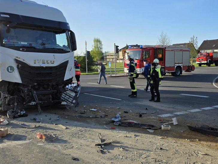 Die Ladung des Transporters verschmutzte die Fahrbahn.