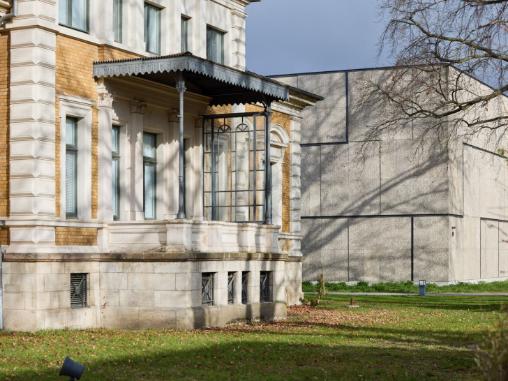 Das Direktorhaus 2026, im Hintergrund das Magazingebäude der HAB.