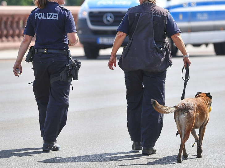 Polizistinnen mit Polizeihund (Archiv)