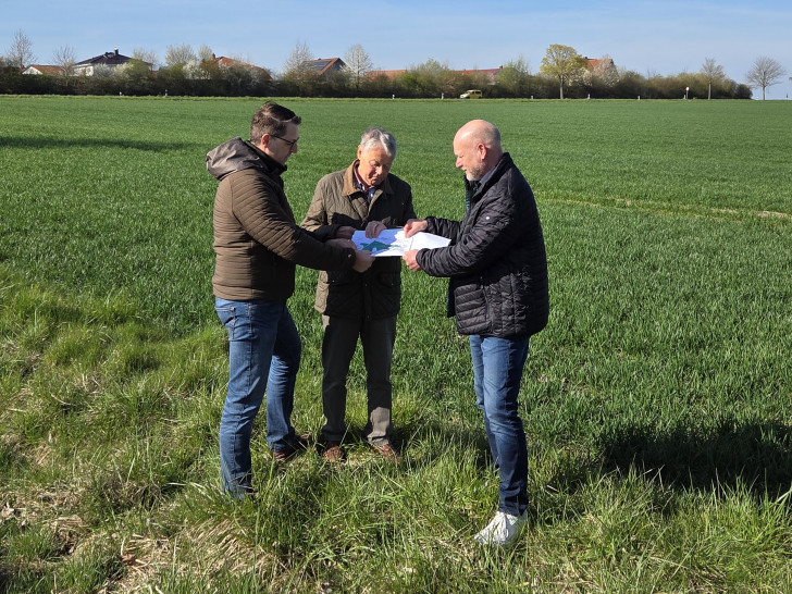Stefan Fenner, Dr. Manfred Bormann und Ingo Geisler (alle CDU) im Bereich des künftigen Gewerbegebietes (v. li.).