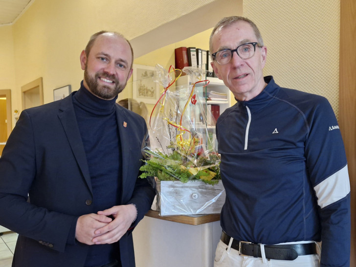 Bürgermeister Malte Schneider (li.) gratuliert Dr. Detlev Ameis zur neuen Praxis in der Schützenbahn.