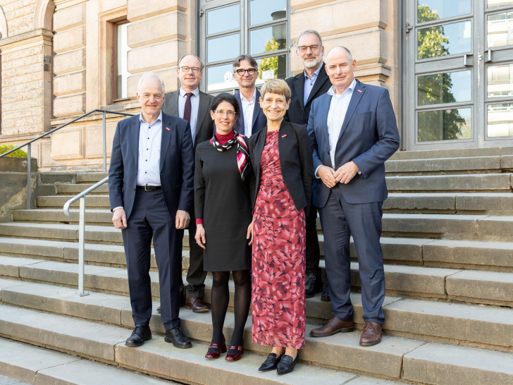 Das neue Präsidium (v.l.): Prof. Dr.-Ing. Arno Kwade (Vizepräsident für Transfer und Innovation), Prof. Dr.-Ing. Markus Henke (Vizepräsident für Forschung und Internationales), Prof. Dr. Stefanie Hartz (Vizepräsidentin für Lehrinnovation), Prof. Dr. Knut Baumann (Vizepräsident für Studium), Präsidentin Prof. Dr. Angela Ittel, Prof. Dr.-Ing. Manfred Krafczyk (Hauptberuflicher Vizepräsident für Digitalisierung und Nachhaltigkeit) und Dietmar Smyrek (Hauptberuflicher Vizepräsident für Personal, Finanzen und Hochschulbau).