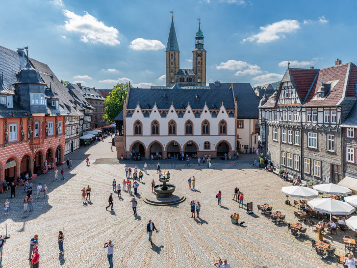 Marktplatz mit Rathaus. 