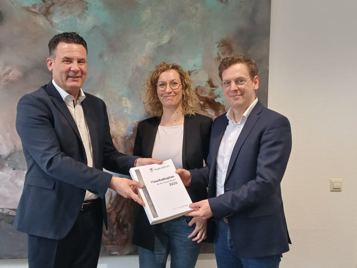  Bürgermeister Matthias Nerlich überreicht Tim Wawrosch, Leiter des Fachbereich Finanzen und seiner Stellvertreterin Sandra Thölke den genehmigten Haushaltsplan.