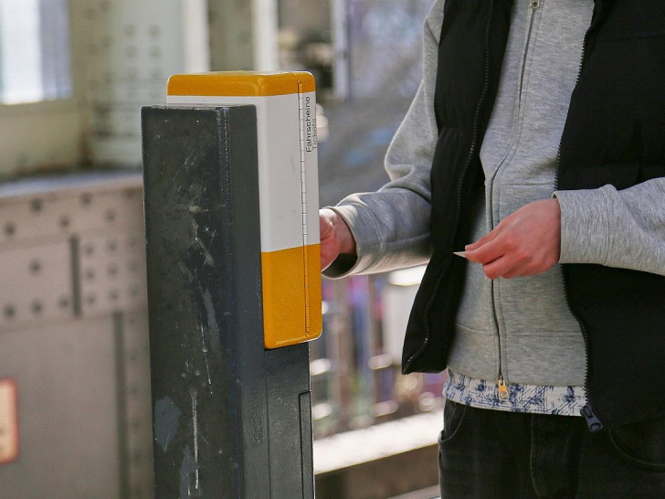 Fahrgast stempelt Fahrkarte ab (Archiv)