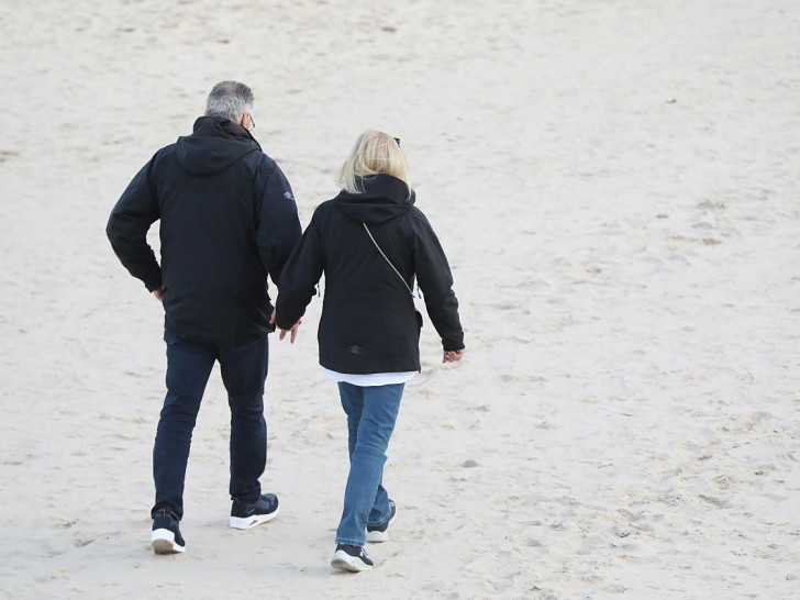 Paar geht am Strand spazieren