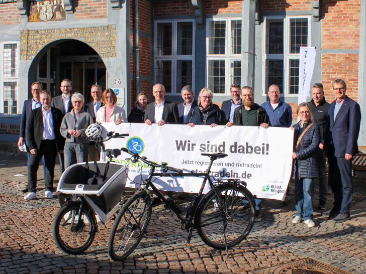 Treten wieder gemeinsam in die Pedale und rufen zum Mitmachen beim Stadtradeln 2026 auf: Landkreis und Stadt Wolfenbüttel sowie alle Samt- und Einheitsgemeinden.