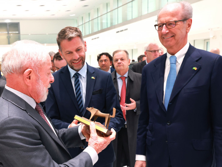 Oberbürgermeister Dennis Weilmann (Mitte) überreicht Luiz Inácio Lula da Silva den Bronzewolf. 