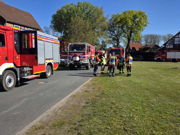 Die Feuerwehren stimmten sich ab, um den vermeintlichen Waldbrand möglichst schnell zu lokalisieren.