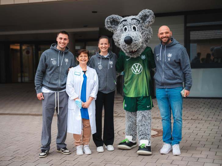 Die VfL-Delegation besuchte die Kinderklinik.