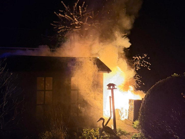 Das Feuer hatte bereits teilweise auf die Gartenlaube übergegriffen.