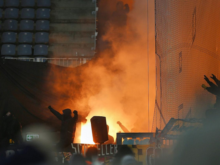 Fans mit Pyrotechnik (Archiv)