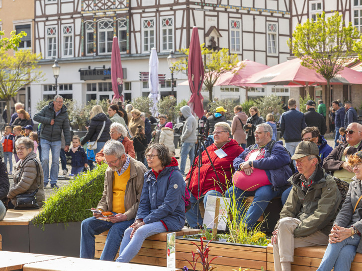Die OpenStage schafft im Jahr 2026 erneut kulturelle Erlebnisse inmitten der begrünten Stadtoase auf dem Historischen Marktplatz in Peine.