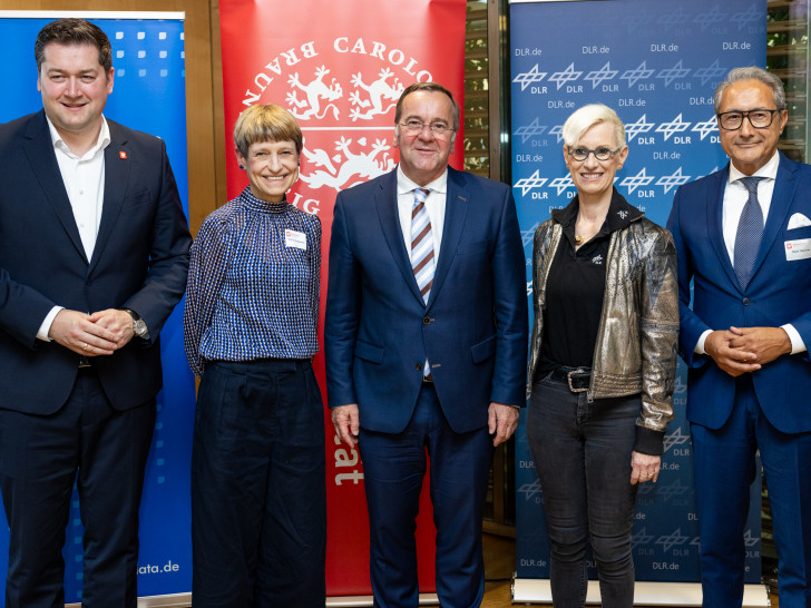 Dr. Thorsten Kornblum, Oberbürgermeister der Stadt Braunschweig; Prof. Dr. Angela Ittel, Präsidentin der TU Braunschweig; Boris Pistorius, Bundesminister der Verteidigung; Prof. Dr.-Ing. Anke Kaysser-Pyzalla, Vorstandsvorsitzende des DLR und Neset Tükenmez, Vorstandsvorsitzender der Aerodata AG (v. li.).