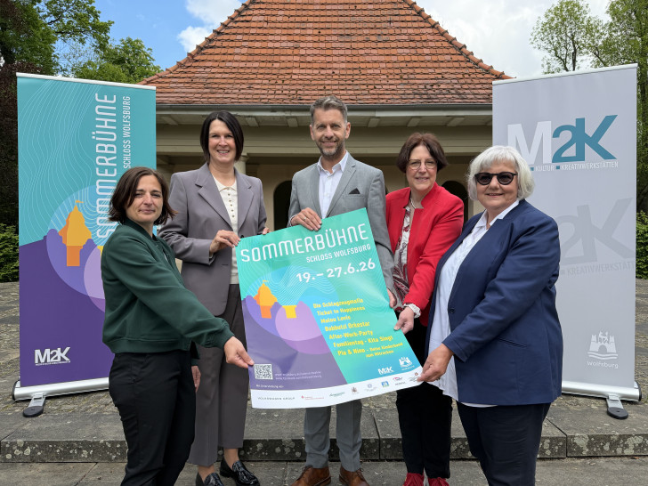 Freuen sich auf die Sommerbühne 2026: (v.l.n.r.): Melanie Prost (Fachverantwortliche Veranstaltungen und Projekte M2K, Stadt Wolfsburg), Silke Comberg (Sparkasse Celle-Gifhorn-Wolfsburg), Oberbürgermeister Dennis Weilmann, Susanne Wiersch (1. Vorsitzende Freundeskreis der Internationalen Sommerbühne) und Monika Kiekenap-Wilhelm (Institutsleitung M2K).