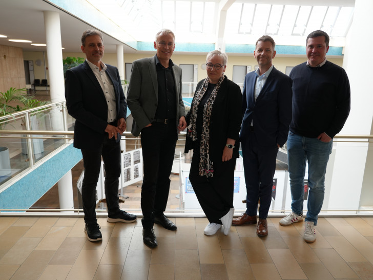 Christian Brinsa, Geschäftsbereichsleiter Hochbau, Kai-Uwe Hirschheide, Erster Stadtrat und Stadtbaurat, Iris Bothe, Dezernentin für Jugend, Bildung, Integration und Soziales, Oberbürgermeister Dennis Weilmann und Christoph Andacht, Geschäftsbereichsleiter Schule (v.l.), präsentierten gemeinsam das Konzept.