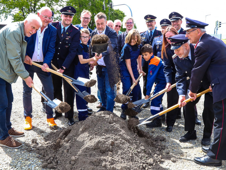 Mit einem feierlichen ersten Spatenstich wurde am Dienstag, 19 Mai 2026, der Startschuss für den Neubau des Feuerwehrhauses auf dem Eckgrundstück Ahlumer Weg/ Leipziger Alleeim Wolfenbütteler Ortsteil Wendessen gegeben.