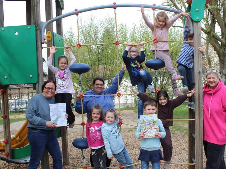  Ein gemeinsames Gruppenfoto zur Erinnerung: Die Vorschulkinder in Fümmelse mit Überraschungsgast Maren und den besten Grüßen an die Kinder der Kita Kennedystraße in Oldenburg. 