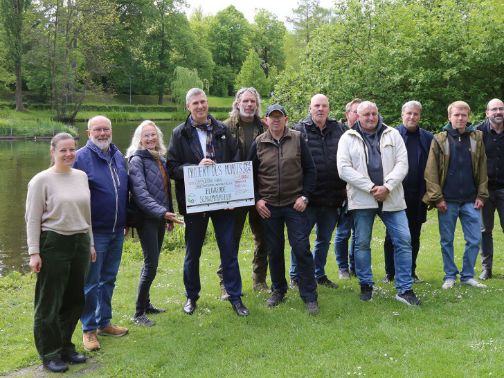 Die Bingo-Umweltstiftung hat den Angelsportverein Wolfenbüttel für die blühenden Schwimminseln ausgezeichnet.