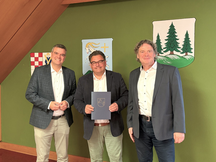 Setzen auch für die kommenden drei Jahre auf eine enge Zusammenarbeit im Rahmen der „Kommunalen Entwicklungspartnerschaft“ (KEP) (von links): Landrat Dr. Alexander Saipa, Braunlages Bürgermeister Wolfgang Langer und Dr. Oliver Fuchs vom Amt für regionale Landesentwicklung Braunschweig.