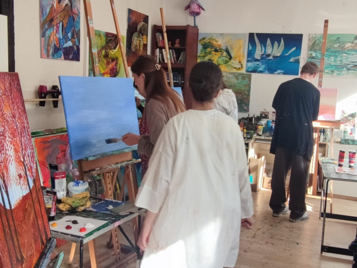 Jugendliche bei der Gestaltung ihrer Werke im Atelier.