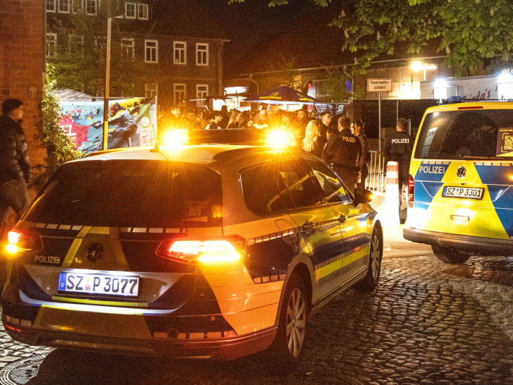 Mehrere Polizeibeamte waren vor Ort in der Thiestraße in Lebenstedt.